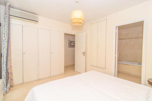 Cannes Stunning sea and old town view for our full comfort 3 BR with balcony by Olam Properties