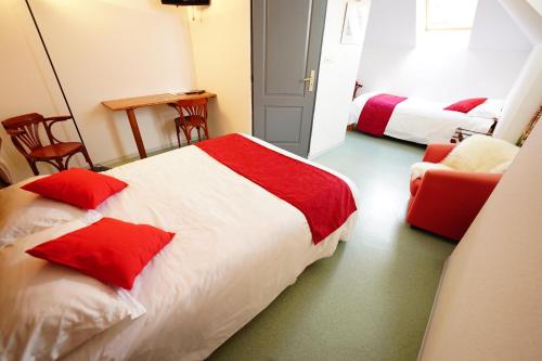 1 double bed, 1 twin bed