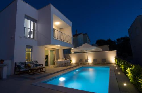 Luxury Villa Teuta with Heated Pool - Accommodation - Zaton