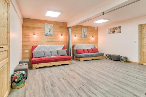 ห้องส่วนกลางสำหรับนั่งเล่น/ดูทีวี, À 80m des pistes, bel appartement pour 15 (A 80m des pistes, bel appartement pour 15) in อาเดอร์วีแยล-ปูเชิร์ก