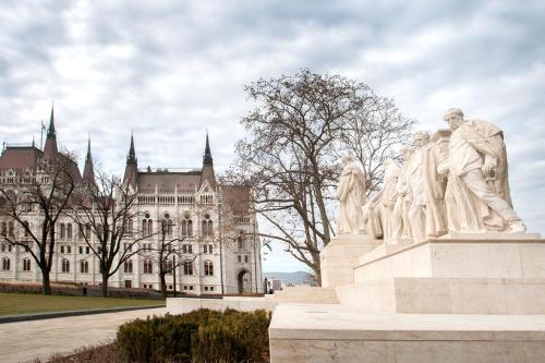 SANDRA APARTMENT CLOSE TO CHAIN BRIDGE - image 6