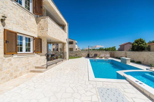 Deluxe Villa image 6