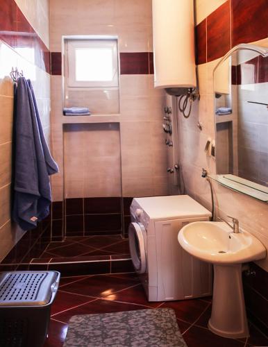 Central Park Apartments - image 10