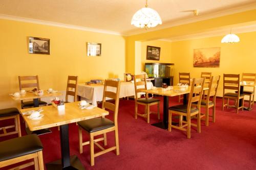 Їжа та напої, Station House Bed & Breakfast in Еністімон