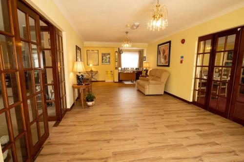 Фойє, Station House Bed & Breakfast in Еністімон