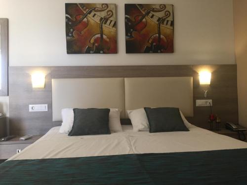 Double or Twin Room image 9