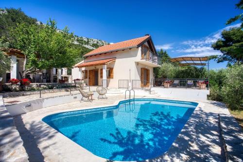 Villa Zoro 3-bedroom villa with private pool and amazing panorama Omis