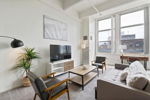 Loft640 in Center City w Parking, Pool, Gym