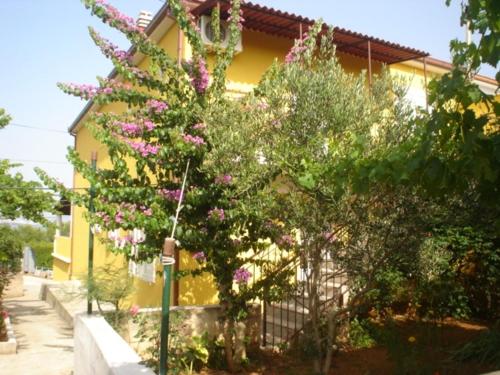 Apartment in Slatine with terrace, air conditioning, WiFi, washing machine (4782-3)