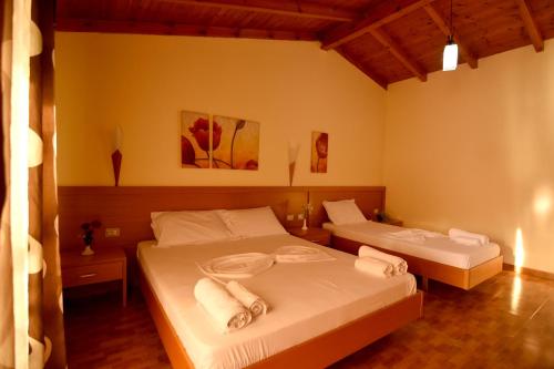 1 double bed, 1 twin bed