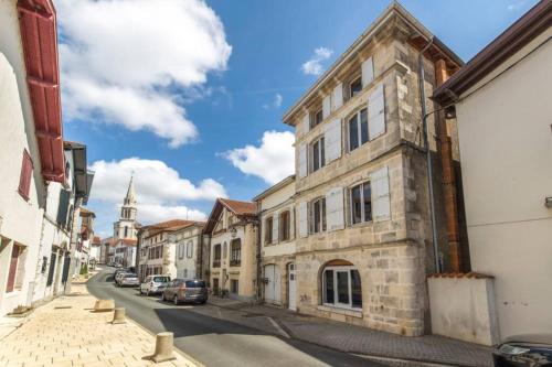 AppartHôtel, Grande chambre coté jardin, coeur de village