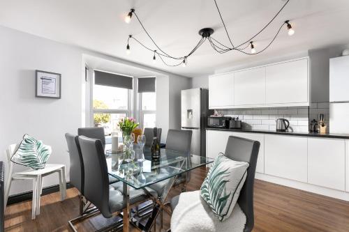 Perfect summer getaway for groups & families - Central Plymouth House Sleeps 8 - Spacious - 3 Bathrooms - Habita Property gîte à louer Plymouth Castle Quadrate