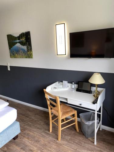 Single Room image 6