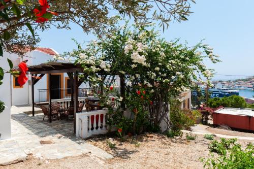 Erkély/terasz, Kiki and Nina in Halki
