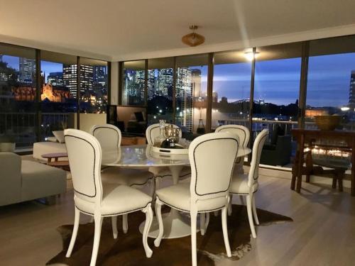 Inner City Harbour Views With Parking - image 3