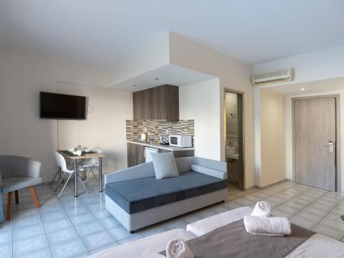 Aristo Apts Room Type - Standard Triple Studio