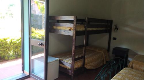 1 queen bed, 2 bunk beds