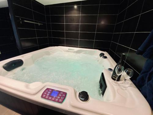 Escapade romantique - Jacuzzi et Parking privé - 002