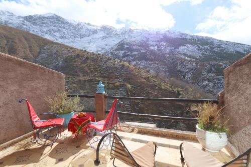 Family Room with Mountain View