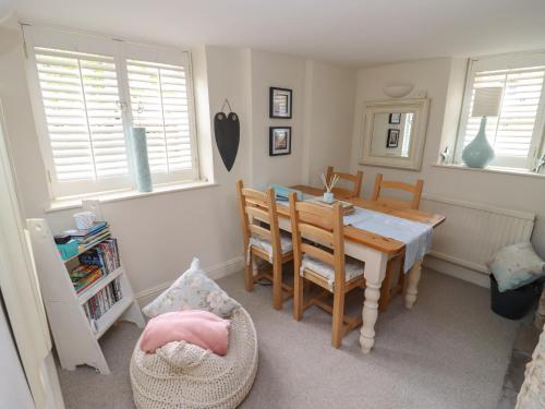 Bluebell Cottage Stroud - image 13