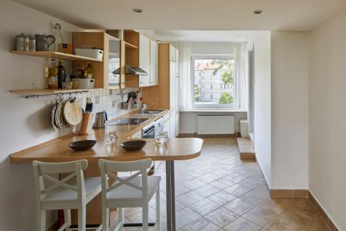 Prague Days - Open-plan Duplex with Corner Bath and Netflix in Vinohrady - image 8
