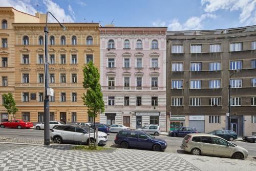 Prague Days - Open-plan Duplex with Corner Bath and Netflix in Vinohrady - main image