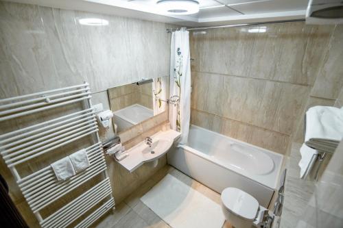 Hotel Golden House - image 11