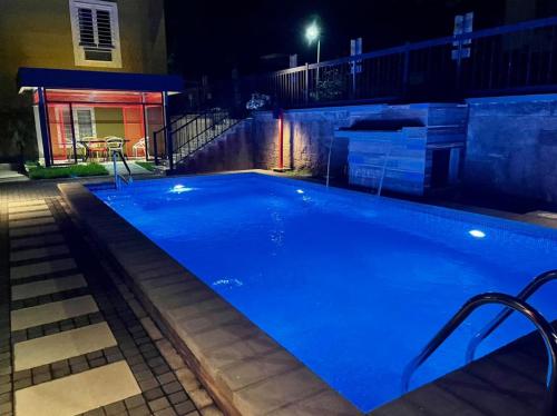 Swimming pool, Beverly Hills: Hotel and Business in San Salvador