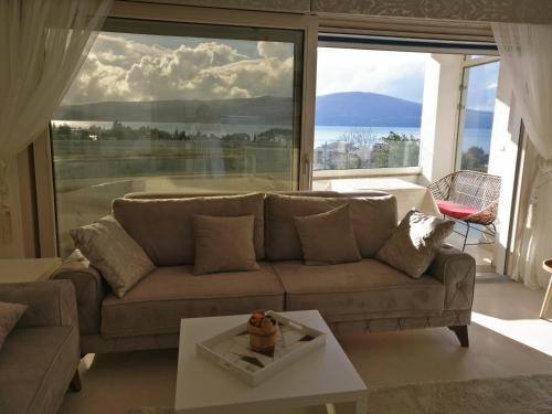 Impeccable 3Bed Ap pool sea view IVY HOUSE Tivat