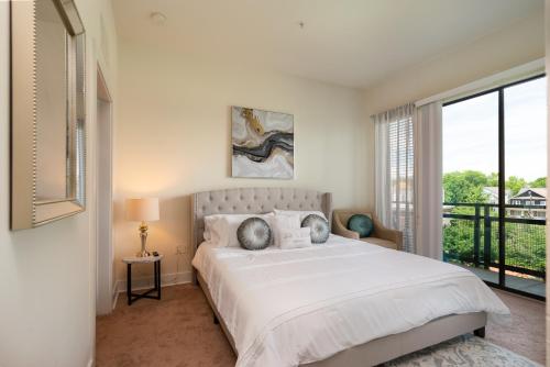 Opulent Uptown King Suite with FREE Parking ,Wifi & Queen Air Mattress