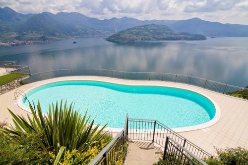 Piscina, La villetta in residence con piscina e vista lago in Parzanica