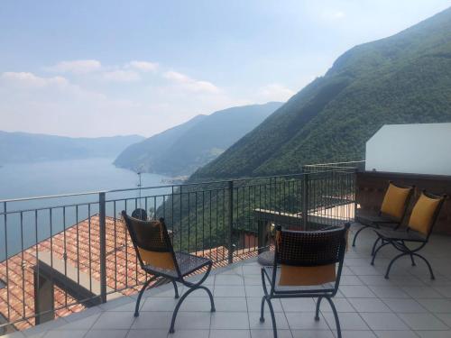 Terrazzo/balcone, La villetta in residence con piscina e vista lago in Parzanica
