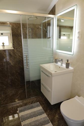 One-Bedroom Apartment image 9