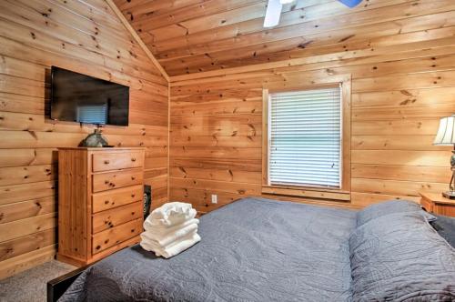 Mountaintop Manor cabin - image 3