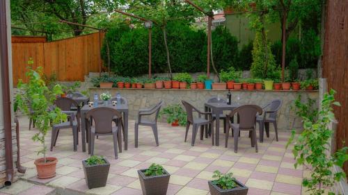 정원, Tatyana Guest House in 비알라