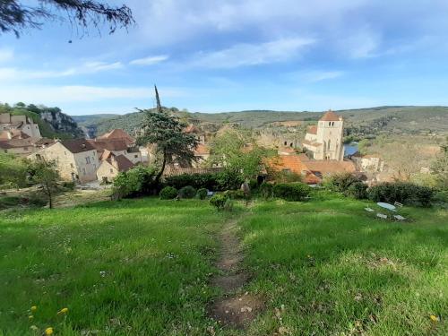 Charme, jardin et vue panoramique en plein coeur de St-Cirq