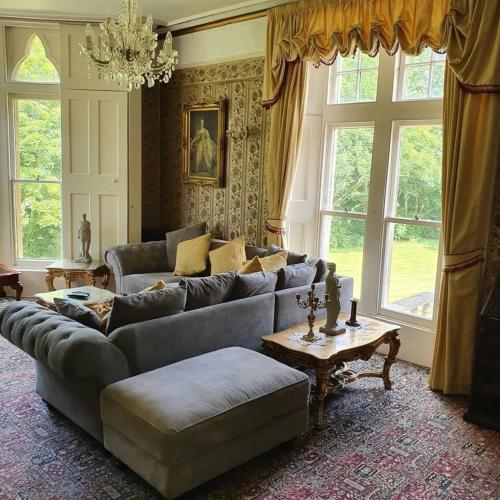 Historic Manor House - Sleeps 16 - Pool & Hot Tub in Rochester