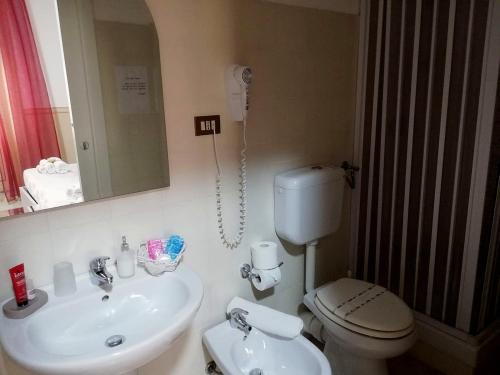Double Room with Private Bathroom image 4