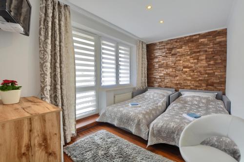 1 queen bed, 2 twin beds