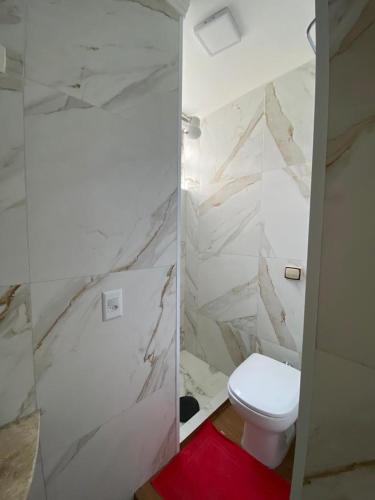 حمام, Apartamento Guarujá Pitangueiras 50 metros da Praia. (Apartamento Guaruja Pitangueiras 50 metros da Praia.) in Pitangueiras