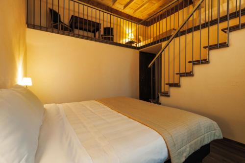 1 queen bed, 2 twin beds