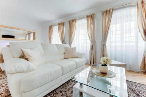 Charles Bridge Royal Apartments - Castle District - image 3