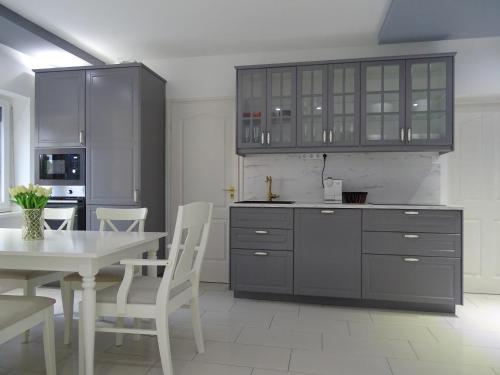 4 bedrooms, 5 beds