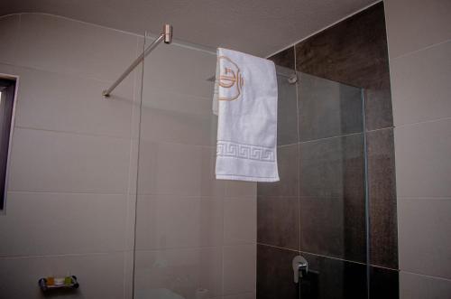 Standard Queen Room image 6