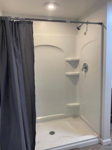 Cozy Entire 2 Bedroom Home Close to River USA in Niagara Falls, USA