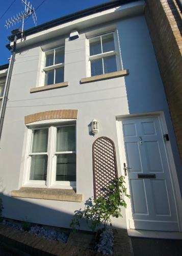 Modern Coastal Cottage 5 minutes from the ocean -Pet Friendly