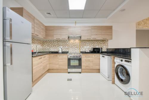 Sunny 1BR at Canal Residences West Dubai Sports City by Deluxe Holiday Homes, Dubaj (fotografie 4)