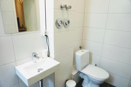 StayBearlin Apartments Prenzlauer Berg Dunckerstraße 559m von Ehemaliges Stummfilmkino Delphi entfernt
