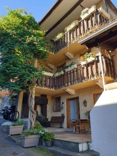 Maison des pêcheurs vue lac a 50m du port dans quartier historique