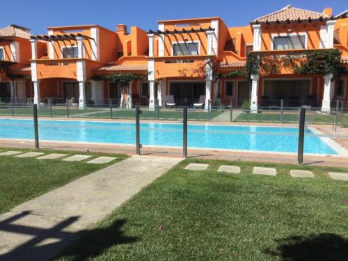สระว่ายน้ำ, Villa Lux - 5O in ตาวิรา